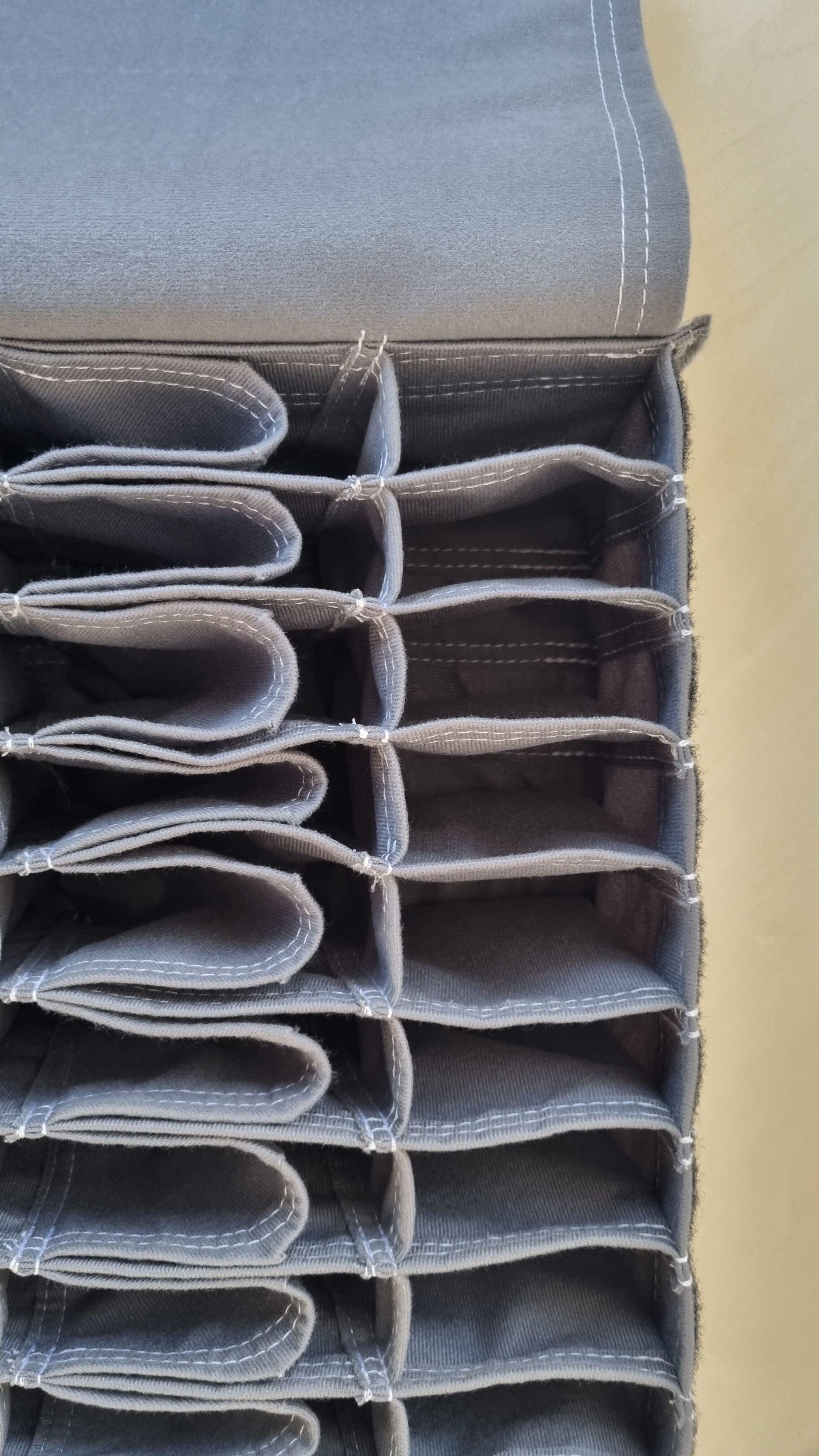 Detail der Textileinsätze im Logistikwagen