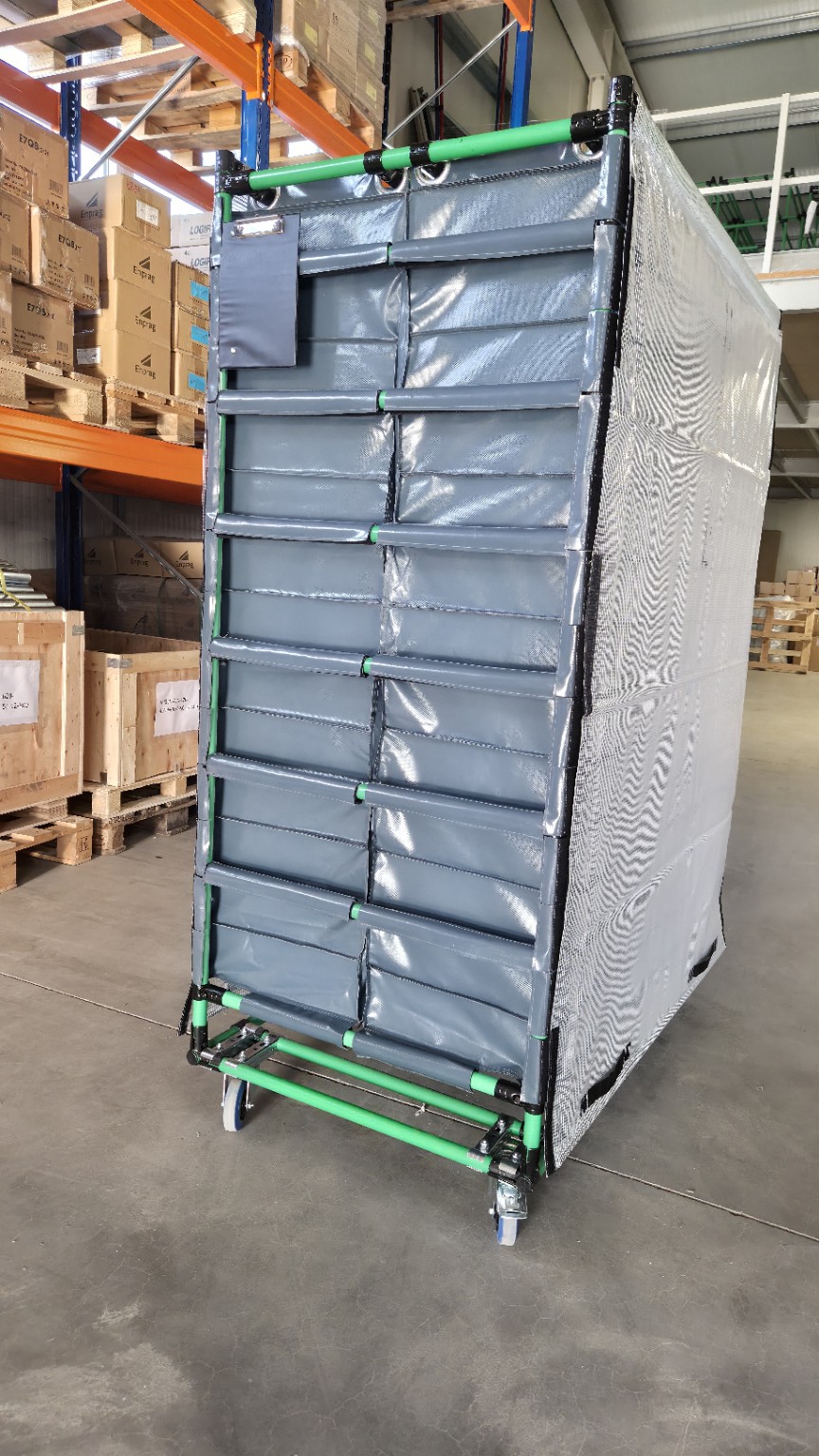 Logistikwagen mit Textileinsätzen – Seitenansicht