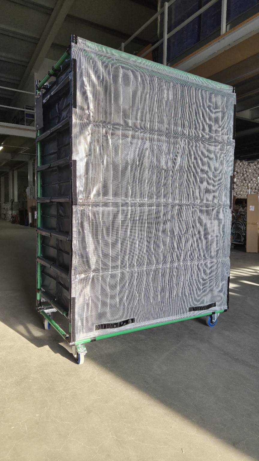 Logistikwagen mit Textileinsätzen – Vorderansicht