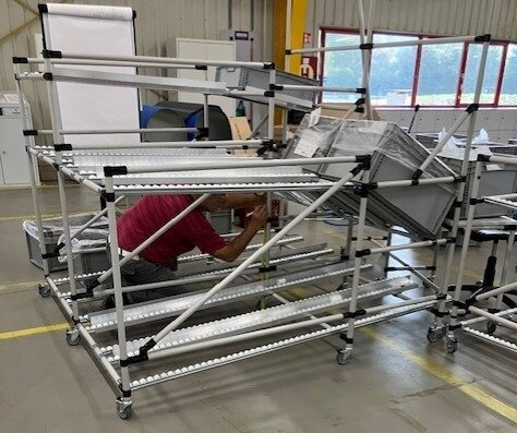 Modulare Produktionslinie von Metalsteel mit Rollenbahnen während der Installation