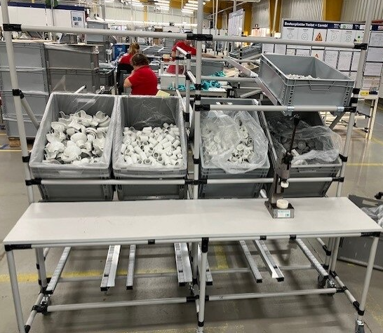 Arbeitsplatzanordnung reduziert Materialhandling und unterstützt einen reibungslosen Produktionsfluss