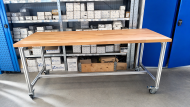 Fahrbarer Arbeitstisch aus Aluminiumprofilen, Breite 2000 mm - 5