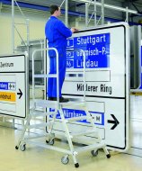 Z600 Podesttreppe, fahrbar, beidseitig begehbar mit Stahlgitterrost-Stufen und -Plattform (4 Modelle)
