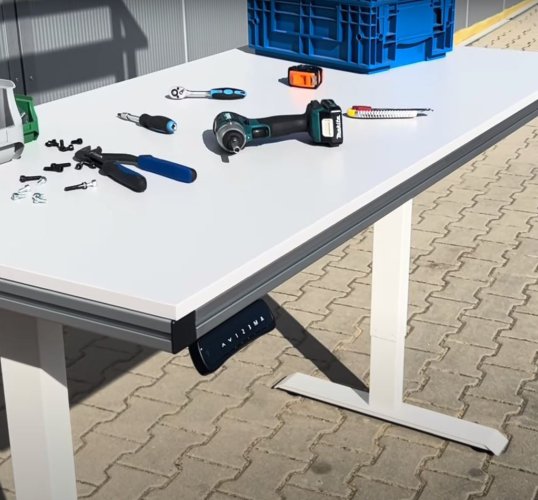Elektrisch höhenverstellbarer Tisch aus Aluminiumprofilen