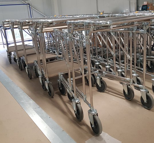 Stapelbare Wagen zum Transport von Material.