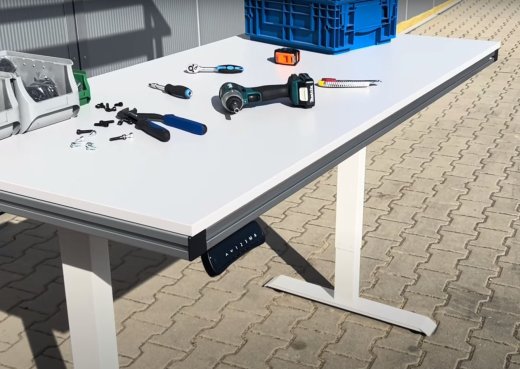 Elektrisch höhenverstellbarer Tisch aus Aluminiumprofilen