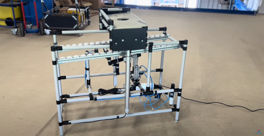 Transportband für eine Laserstation mit höhenverstellbarer Plattform