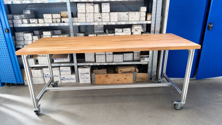 Fahrbarer Arbeitstisch aus Aluminiumprofilen, Breite 2000 mm - 5